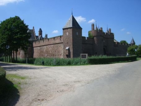 Doornenburg : Schloss Doornenburg, die Vorburg ist die größte und schönste in den Niederlanden